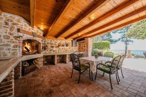 Holiday house Pantovčak, secluded stone house without other guests,with heated pool and unique view