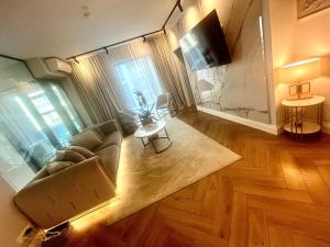 FLH Golden Elegance - Balcony, Garage & King Bed close to Therme and Airport