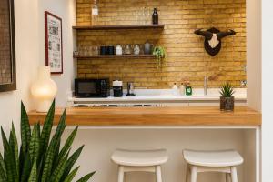 Modern Hammersmith 2BR Apartment with Patio & Relaxing Fire Pit near Shepherds Bush