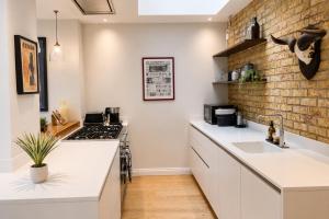 Modern Hammersmith 2BR Apartment with Patio & Relaxing Fire Pit near Shepherds Bush