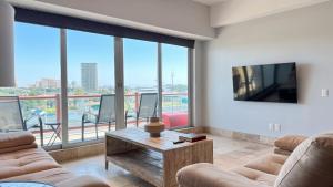 Deck12 premium Pool Stay by Monyxbnb