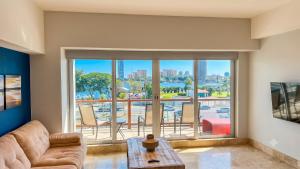 Deck12 premium Pool Stay by Monyxbnb