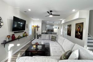 Spacious 5BR Home Sleeps 12 Pet Friendly