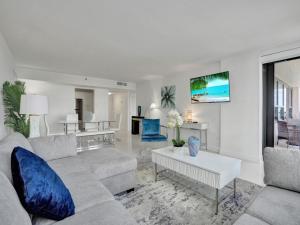 Beautiful Beach Condo Beach Service 1020
