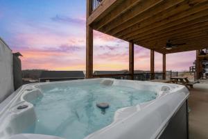 Stunning view-Hot Tub-Game Room-Indoor Pool Access