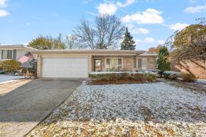 Charming 3BR home with yard and fireplace in Troy