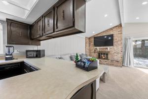Charming 3BR home with yard and fireplace in Troy