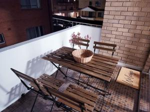 Central 2BR Apartment | Balcony & 3 Beds