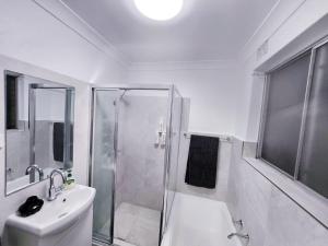 Central 2BR Apartment | Balcony & 3 Beds
