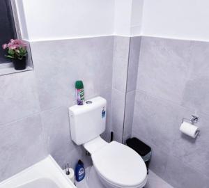 Central 2BR Apartment | Balcony & 3 Beds