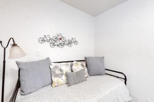 Cozy Home in Peaceful Neighborhood with Hammock & Patio - One Mile from Downtown