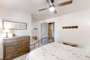 Cozy Home in Peaceful Neighborhood with Hammock & Patio - One Mile from Downtown