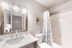 Cozy Home in Peaceful Neighborhood with Hammock & Patio - One Mile from Downtown