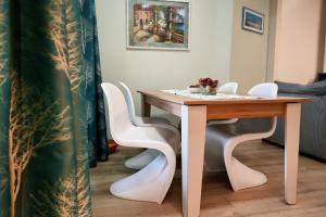 Ivy Lalzi Bay Beach House