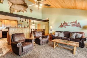 Pet Friendly! Historic cabin with an amazing mountain view, gas fireplace, two decks, & WiFi