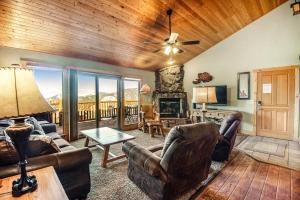Pet Friendly! Historic cabin with an amazing mountain view, gas fireplace, two decks, & WiFi
