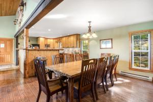 Pet Friendly! Historic cabin with an amazing mountain view, gas fireplace, two decks, & WiFi