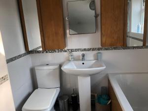 3 Bed House - Sleeps 6 - Parking - Garden - WIfi