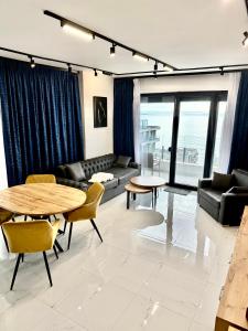 Marina Luxury Apartaments Shengjin, basen, widok