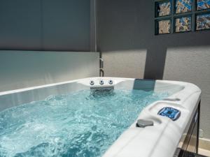 AirRent Apartments 5 Luxury Penthouse Jacuzzi Parking