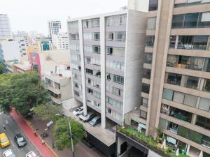 Walk to Larcomar Modern apartment on Av Larco
