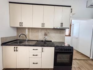 2-Bedroom Beach Apartment, 5 Min to Sea