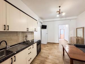 2-Bedroom Beach Apartment, 5 Min to Sea