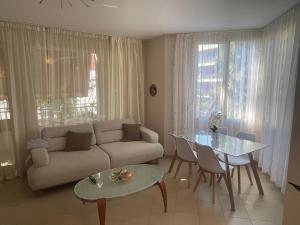 Apartment by the sea Golem Beach