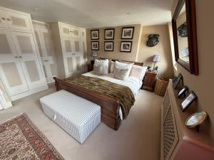 Double bedroom in homely, 5 bedroom family house by the river in Fulham
