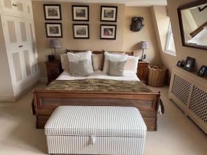 Double bedroom in homely, 5 bedroom family house by the river in Fulham