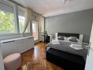 Large 3BR apartment in the center sand beach 5BD