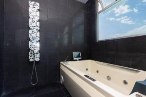 The Skyline Penthouse by AcoModo Costa del Este