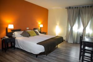 Double Room with Extra Bed room in Hotel Venta Magullo
