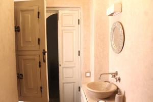 Riad Tazzori - Authentic Medina Stay with Rooftop Terrace & Breakfast