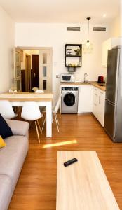 Elegant 3BR Apartment Near Calle Larios with Elevator and AC