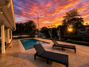Waterfront Luxury 3BD Home With Pool & hot tub