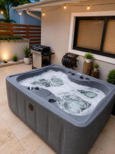 Waterfront Luxury 3BD Home With Pool & hot tub