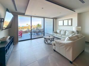 Ground Floor Modern Condo Steps to Beach & Pools