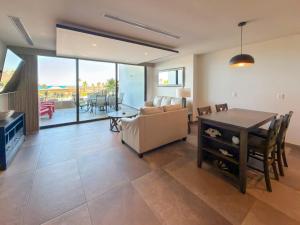 Ground Floor Modern Condo Steps to Beach & Pools