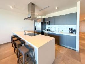 Ground Floor Modern Condo Steps to Beach & Pools