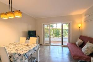 Bajo con Jardin cerca de la Playa by Host&Joy