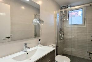 Bajo con Jardin cerca de la Playa by Host&Joy