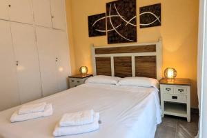 Bajo con Jardin cerca de la Playa by Host&Joy