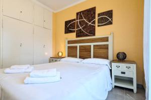 Bajo con Jardin cerca de la Playa by Host&Joy