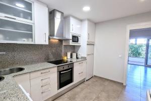 Bajo con Jardin cerca de la Playa by Host&Joy