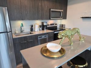 Breath Taking View-TopFloorPHaccess-DTskyline-2BR2WR-5Guest