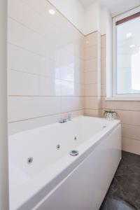 Crescent Luxury Retreat - Seafront Apartment Scala E