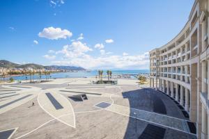 Crescent Luxury Retreat - Seafront Apartment Scala E