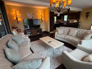 Cedarway Riverview Estate-by Brudenell River overseeing golf course
