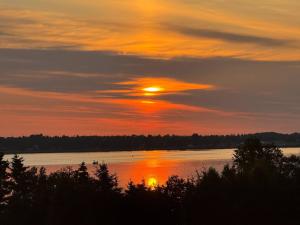 Cedarway Riverview Estate-by Brudenell River overseeing golf course
